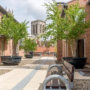 15 Stonegate Court York